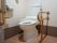 トイレは温水洗浄便座付きである。座って右側の壁とタンクの横にはブラウンの手すりがあり、座り立ち動作をサポートする。