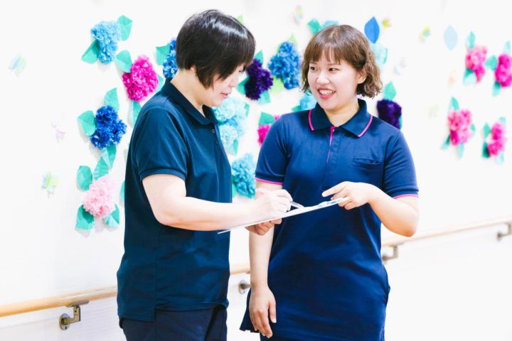 笑顔で会話するスタッフ