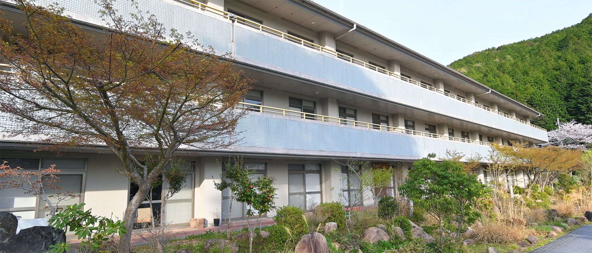 自然に囲まれた施設外観