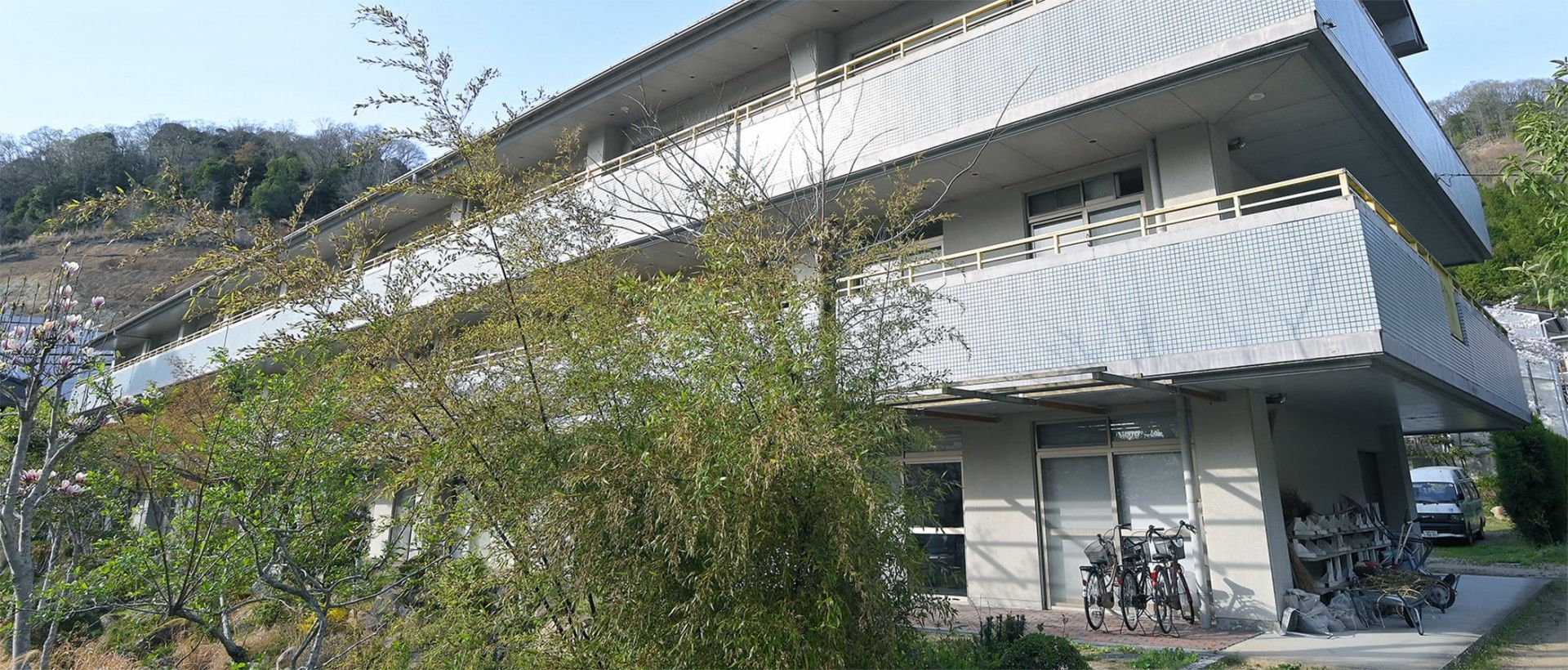 自然に囲まれた建物外観
