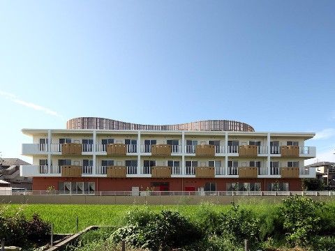 施設は３階建ての建物で、スタイリッシュな外観となっている。周辺は緑が多く、穏やかな環境の中で暮らしていただける。