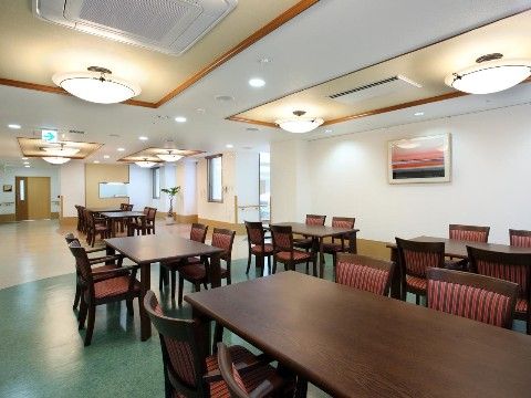 施設内での入居者様の交流を大切に考え、広々としたスペースにテーブルをゆったりと配置した談話コーナーもご用意している。