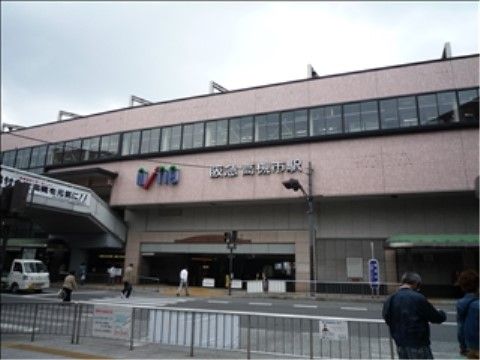 最寄り駅へは徒歩10分で、駅周辺にはお店やカフェも多い。生活がしやすくお散歩やショッピングも楽しめる地域環境である。