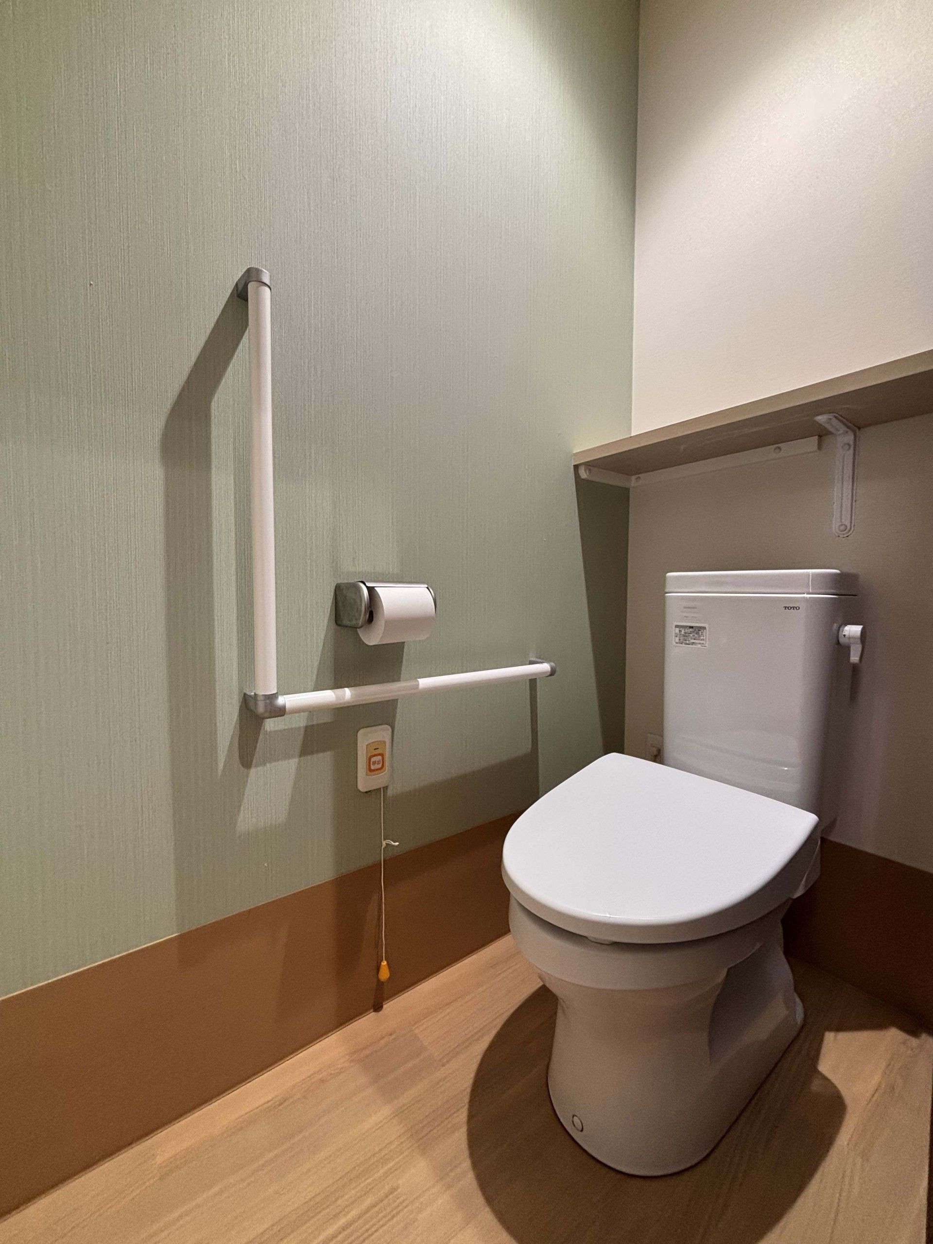 手すり付きのトイレ