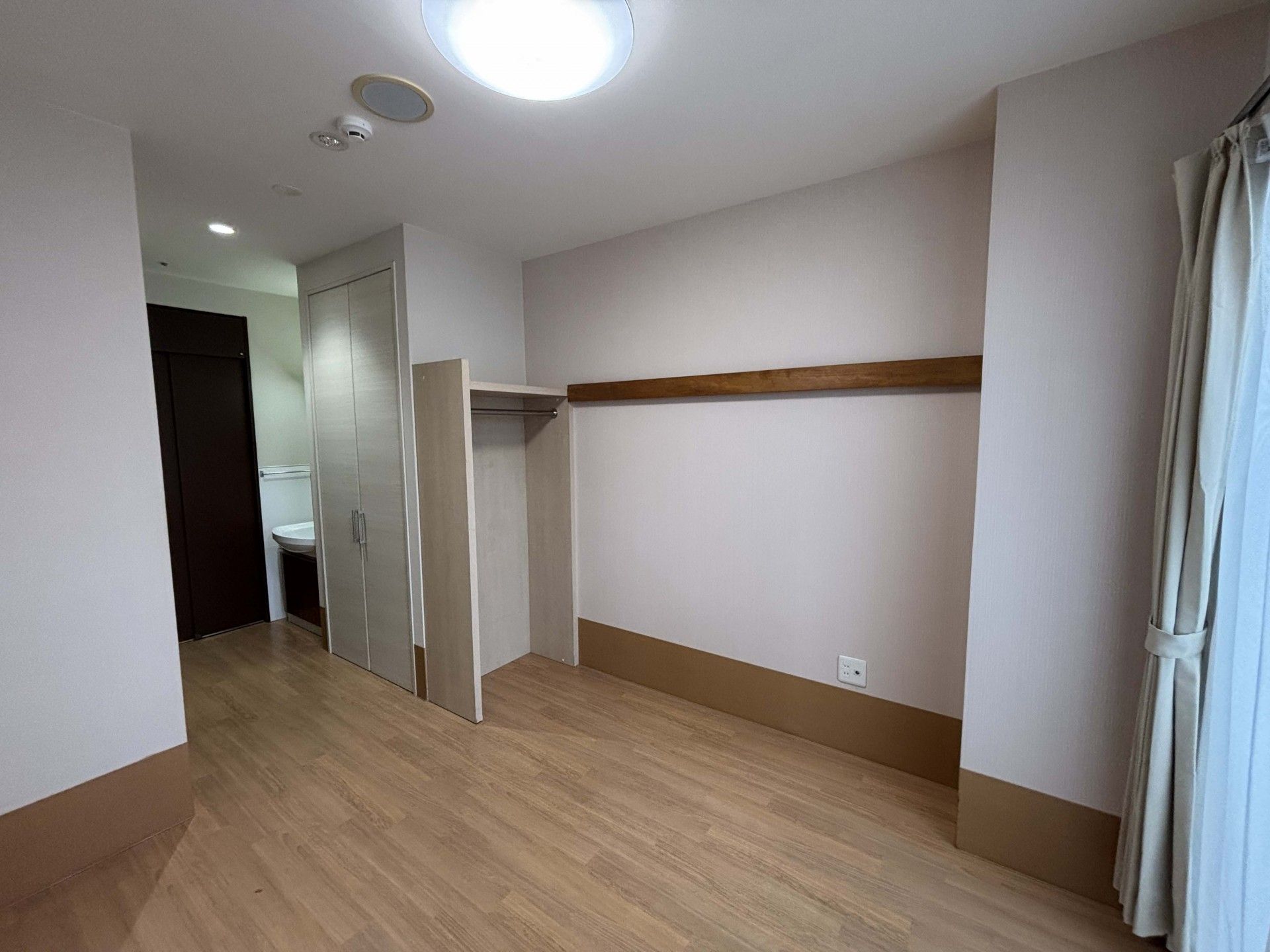 シンプルな個室の一角