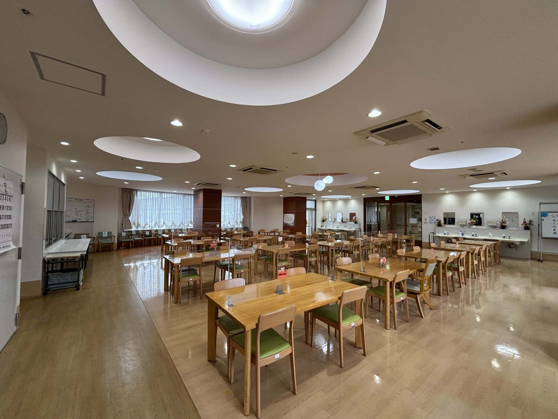 広々とした食堂