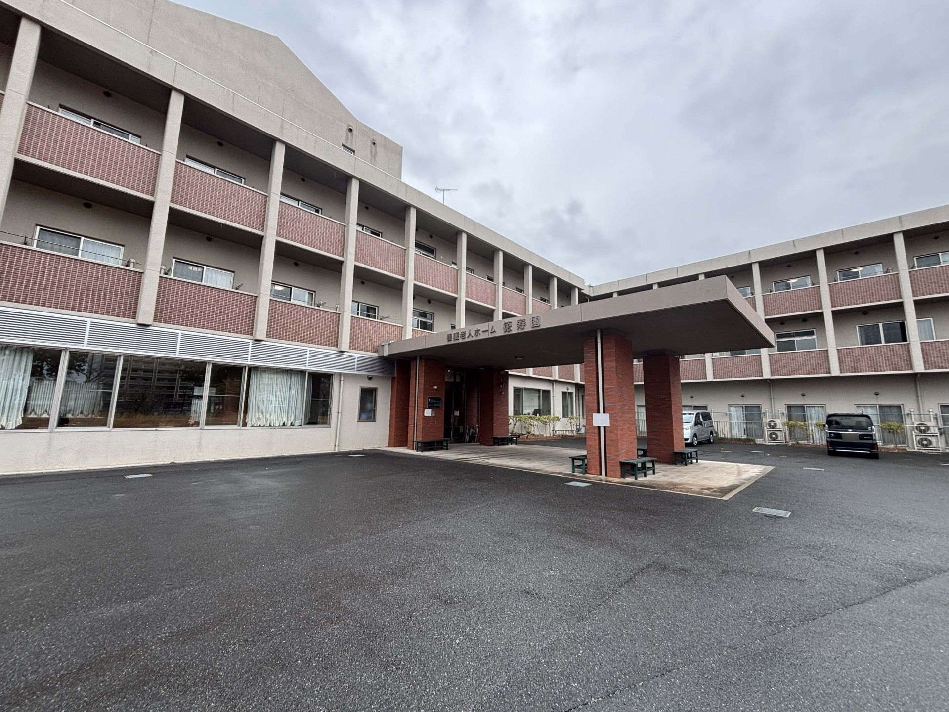 広いエントランスの建物
