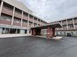 広いエントランスの建物