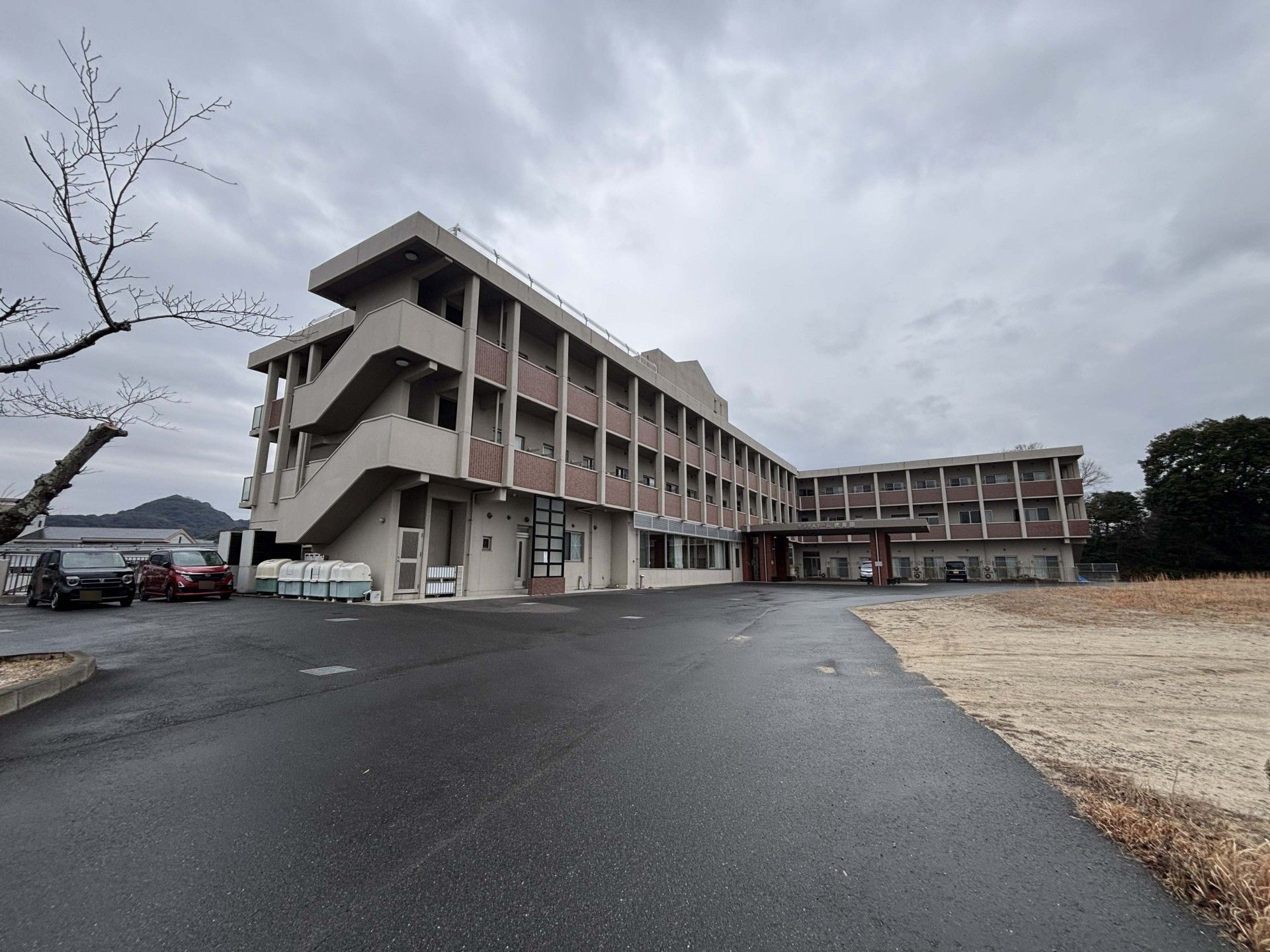 広い駐車場のある建物
