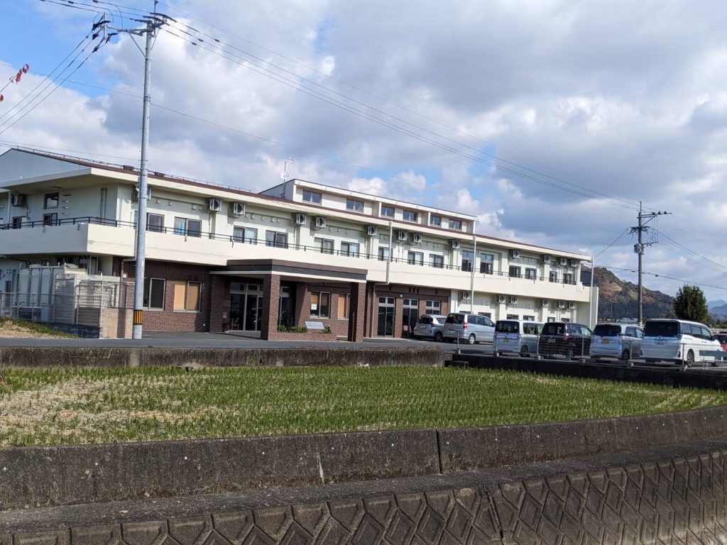広々とした施設の外観