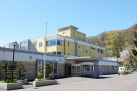 明るい建物の外観