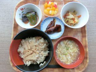 彩り豊かな食事の盛り付け