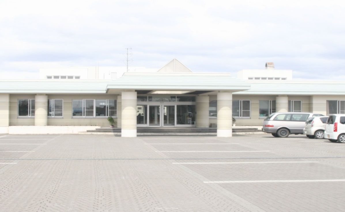 広い駐車場のある建物