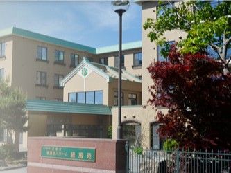 緑豊かな建物の外観