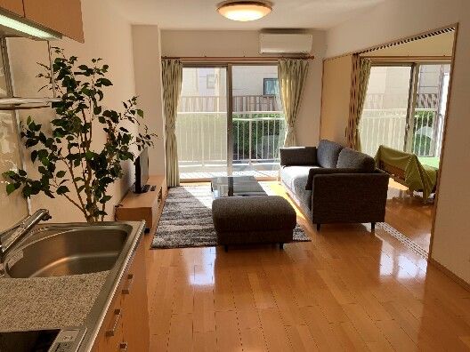 きれいに磨かれたフローリングの明るい部屋に、たっぷりと私物を収納できる扉付きのスペースが設けられている。