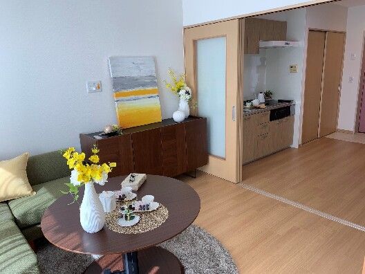 白を基調とした清潔感のあるトイレ。トイレの横には、壁一枚を挟んで浴室があり、足を伸ばして入ることのできるサイズのバスタブが設置されている。