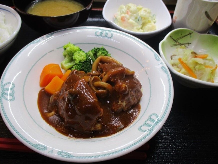 肉料理がメインの洋食のセット