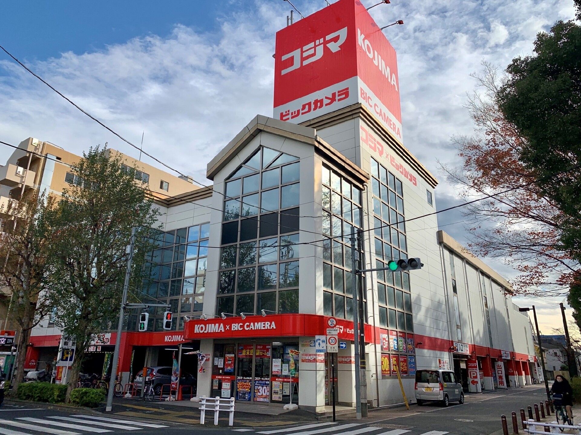 近隣にある家電量販店。徒歩圏内に多くの店がある環境は、ちょっとした散歩や気分転換もできていい刺激になる。