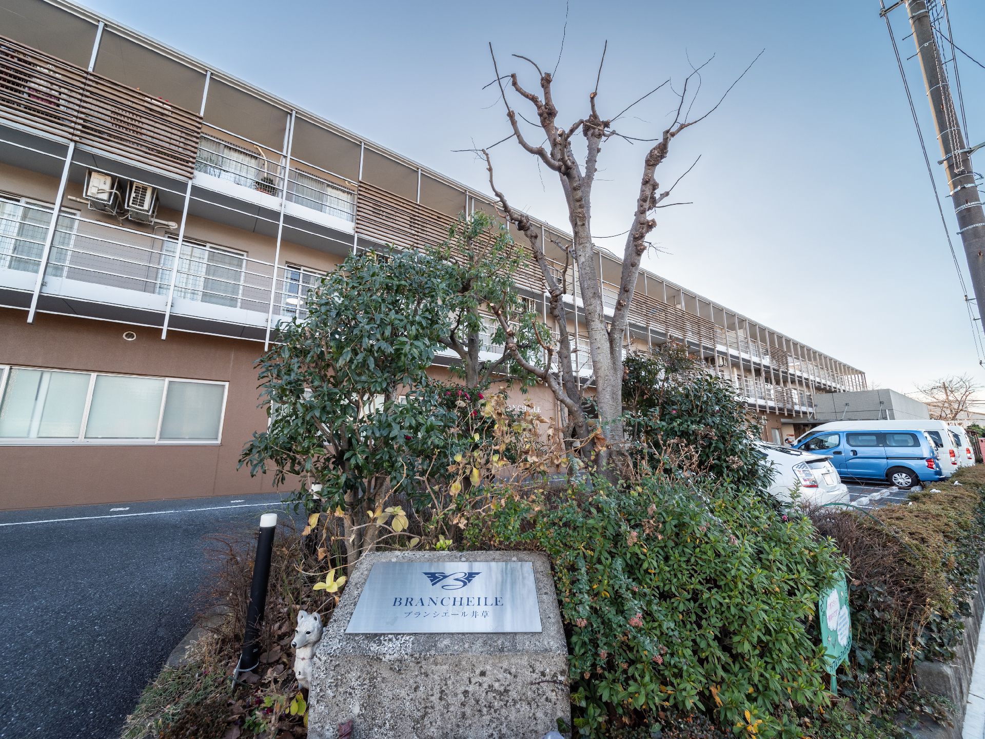 3階建ての介護付き有料老人ホームの外観