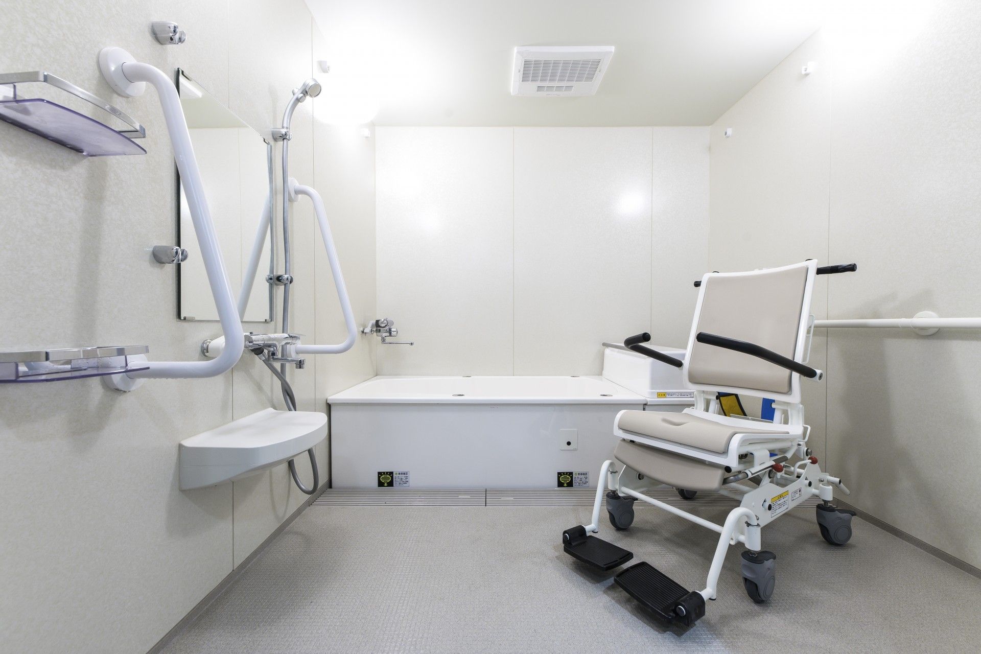 きれいに磨かれたフローリングの明るい部屋に、たっぷりと私物を収納できる扉付きのスペースが設けられている。