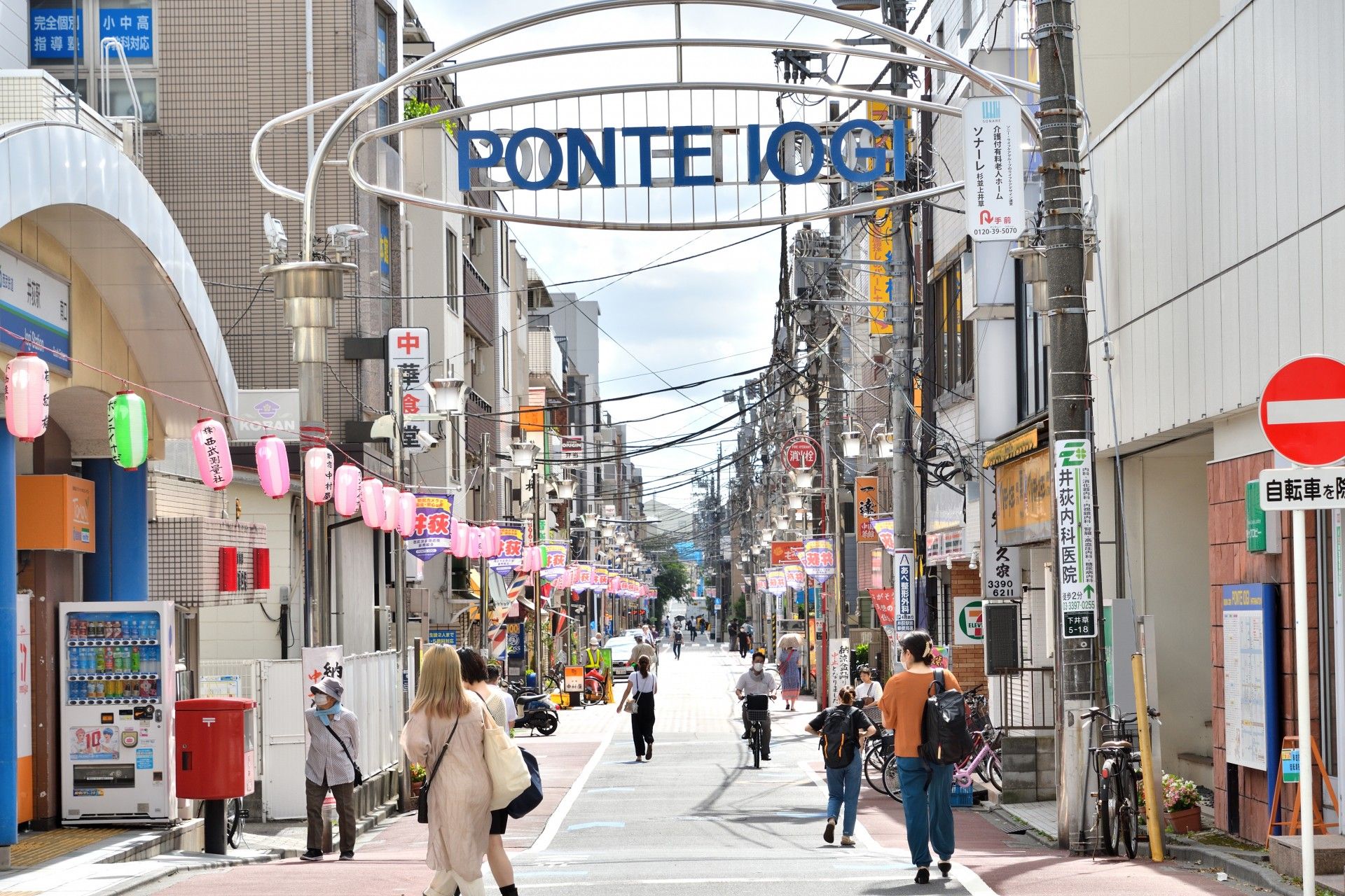 近隣にある家電量販店。徒歩圏内に多くの店がある環境は、ちょっとした散歩や気分転換もできていい刺激になる。