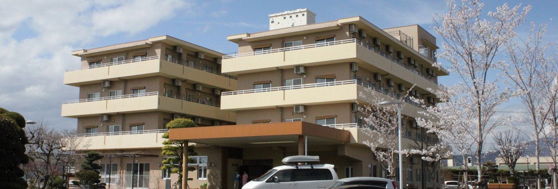 桜並木のある施設外観
