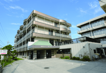 ゆったりとしたエントランスの建物