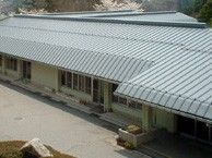 緑豊かな建物外観