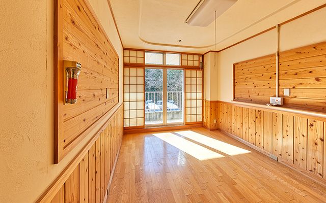 木目調の温かみのある空間