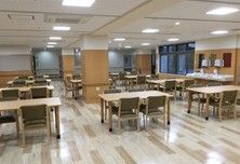 広々とした明るい食堂