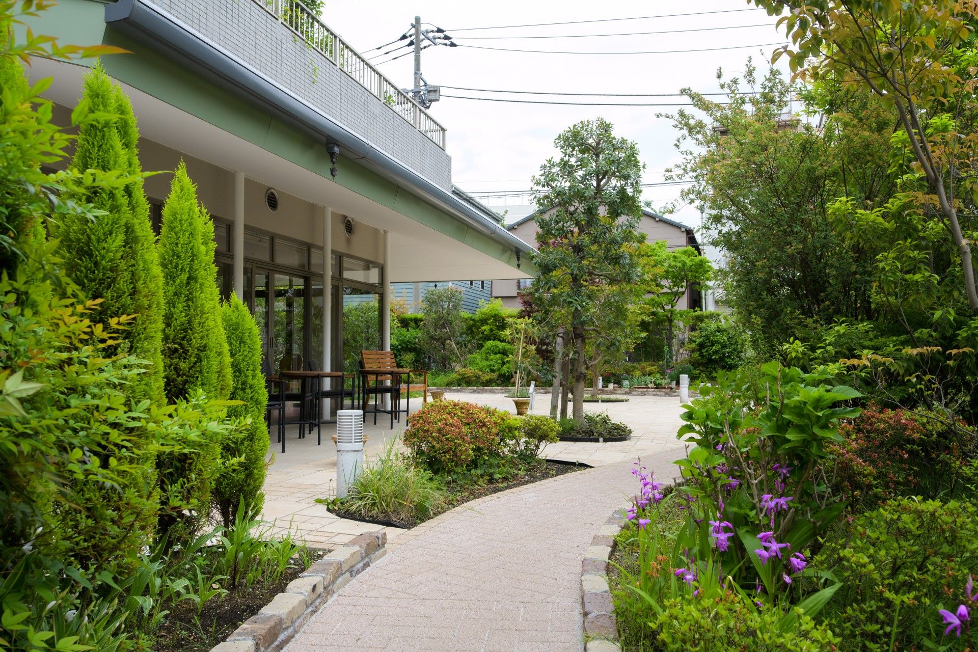 スタッフの手入れが行き届いた季節の花などが施設の周囲を彩る。春先は施設全体が花々のいい香りに包まれる。