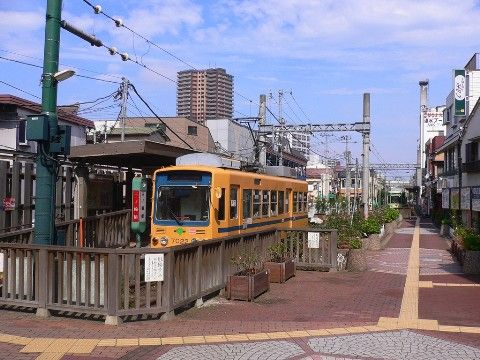 最寄り駅は路面電車の駅である。歴史のある商店街などのレトロな環境に囲まれ、懐かしさを感じさせる街に立地している。