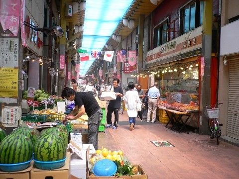 施設近隣には昔ながらの商店街がある。新鮮な野菜、魚などが並び、散歩をするだけでも目を楽しませてくれる。