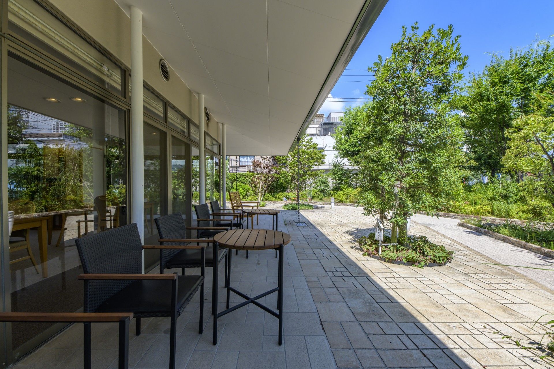 大きなマンションのような高齢者施設の外観