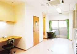 明るい個室の一角