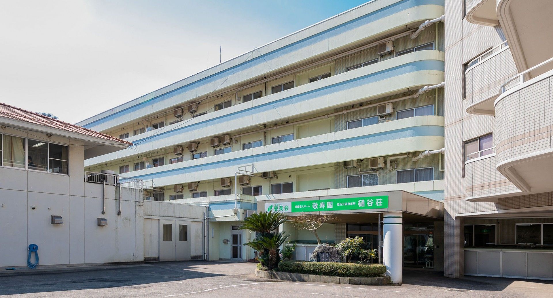 ゆったりとした入口の建物