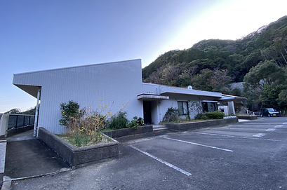 自然に囲まれた建物外観