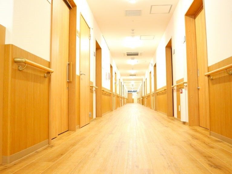まっすぐな廊下には手すりが付き、両サイドにドアも設置され、通路には何も置かれていない。