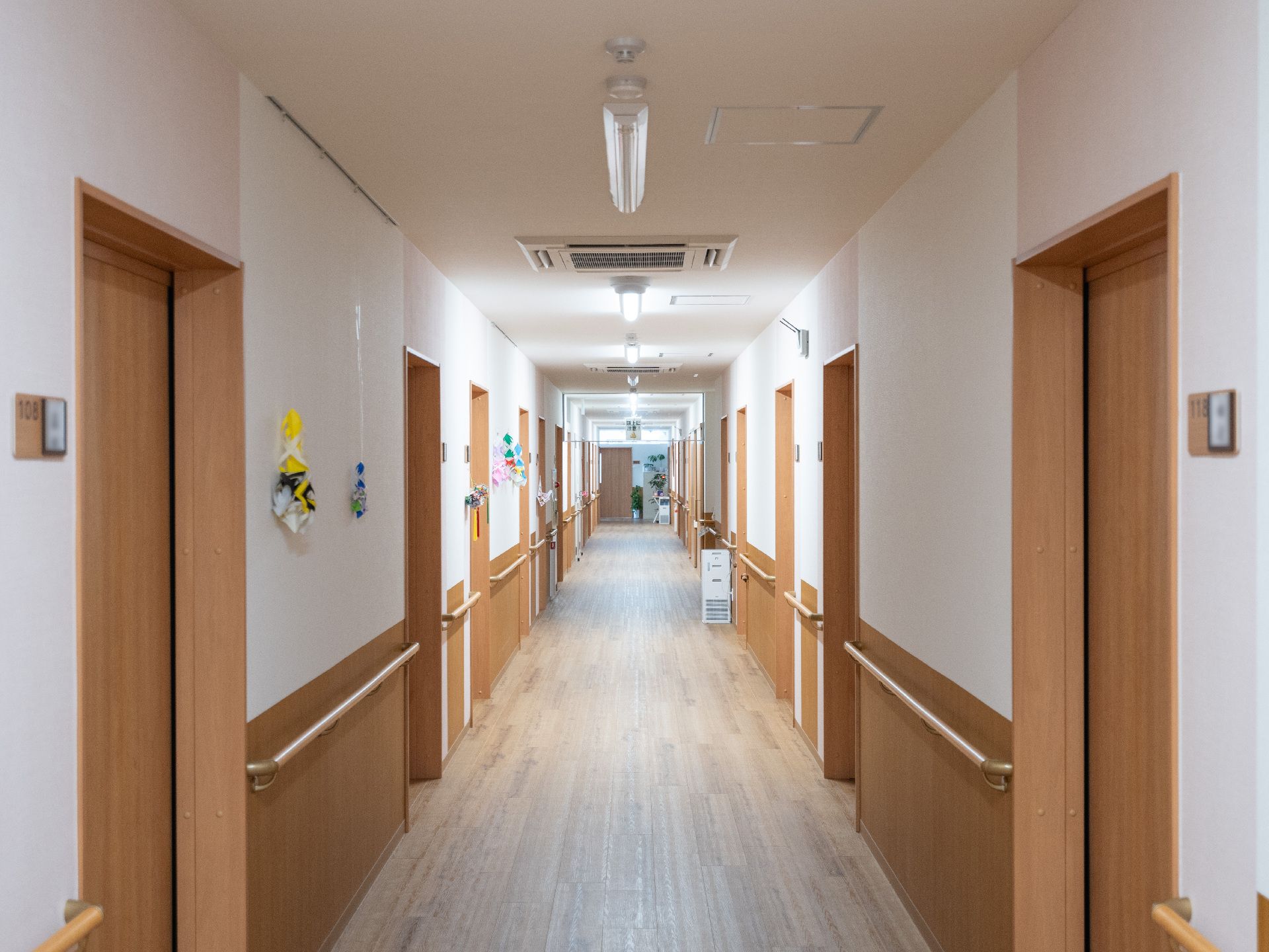 手すりを設置している廊下