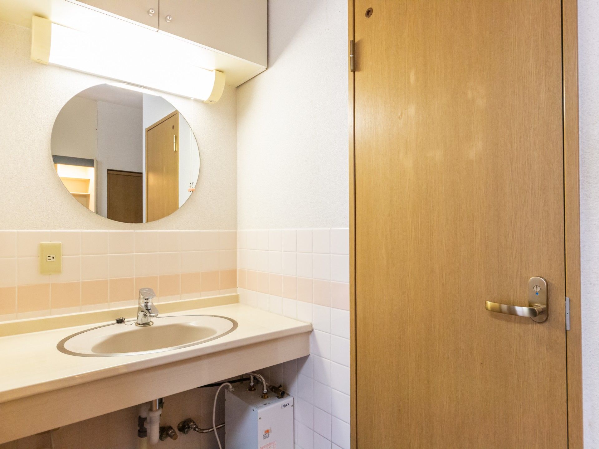 洗面台とドアのある空間