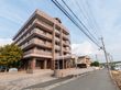 落ち着いた外観の建物