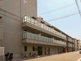 エレベーターが完備された３階建ての施設
