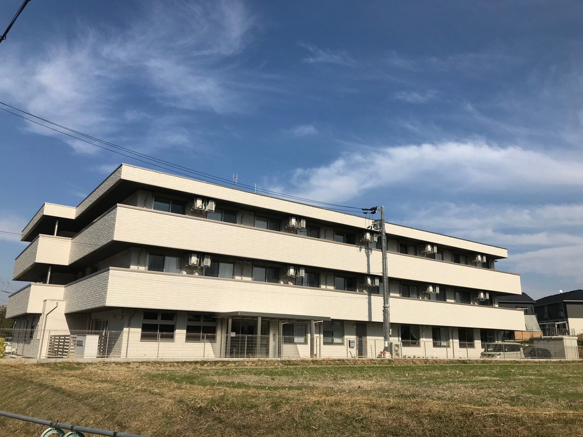 静かな環境の施設外観