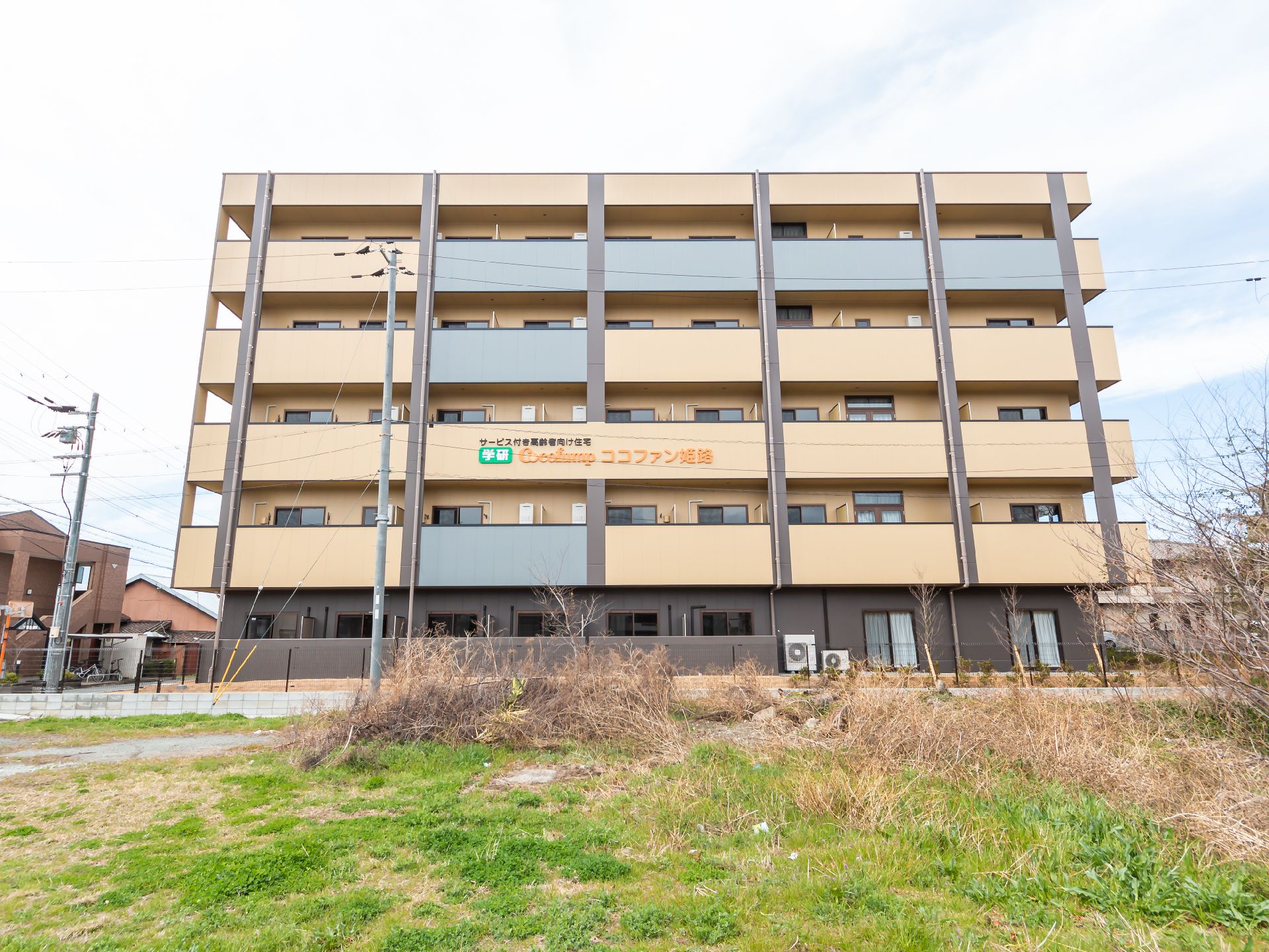5階建てのサービス付き高齢者向け住宅の外観