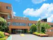緑に囲まれた建物の外観