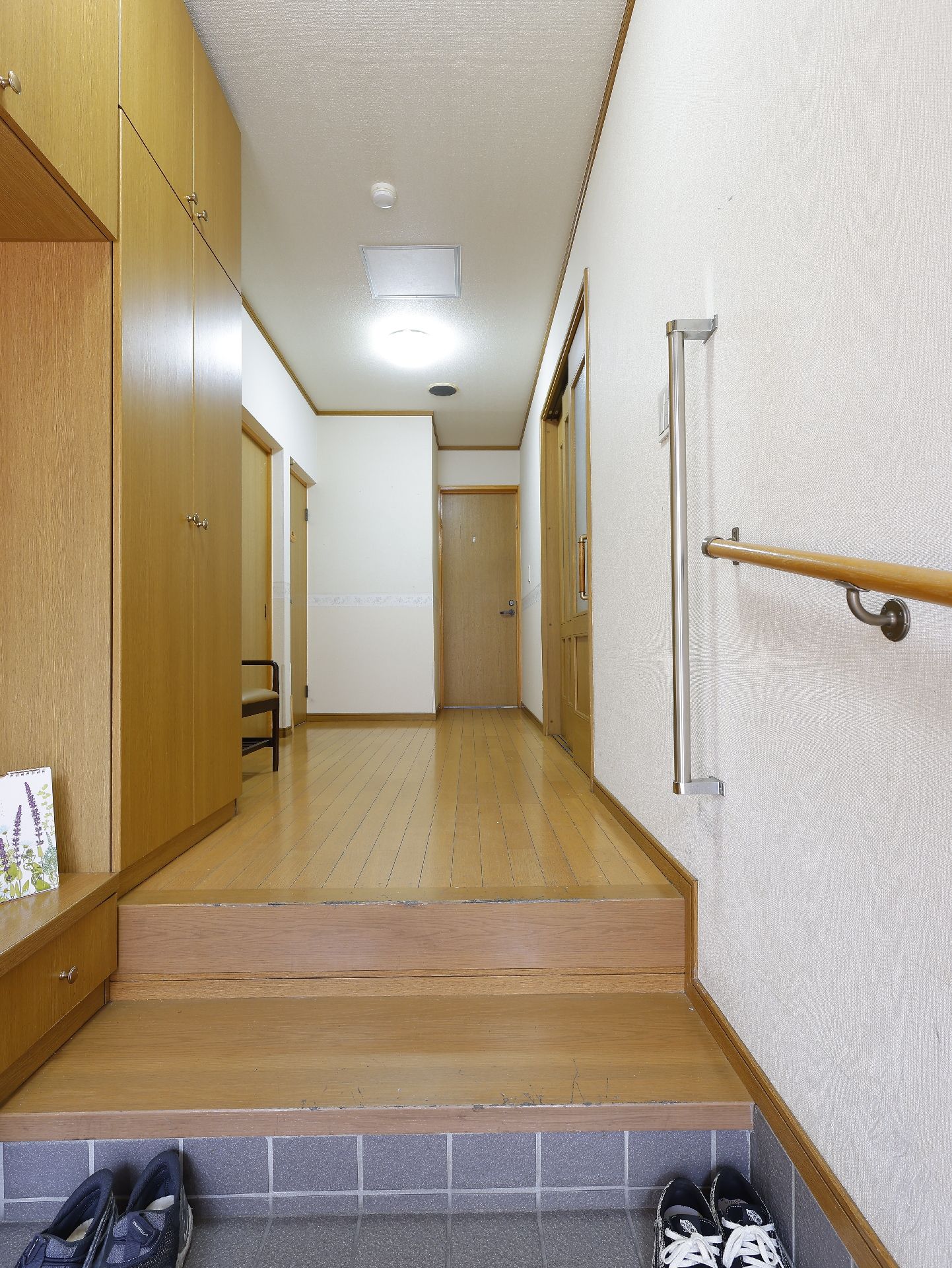 手すりが設置された玄関