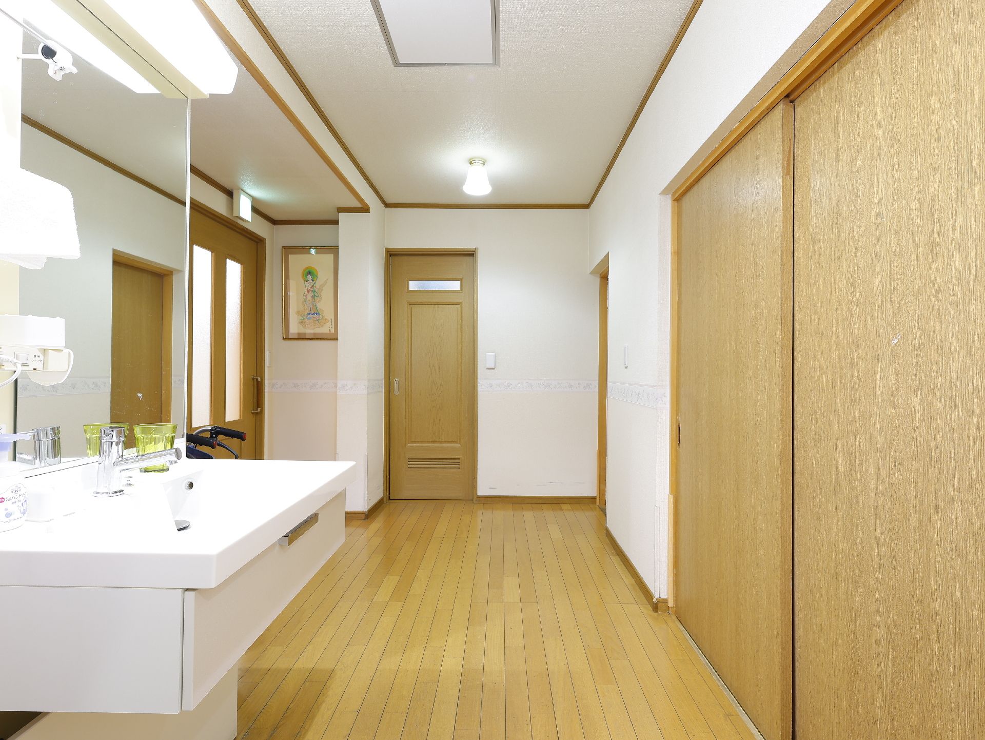 フローリングを採用した廊下