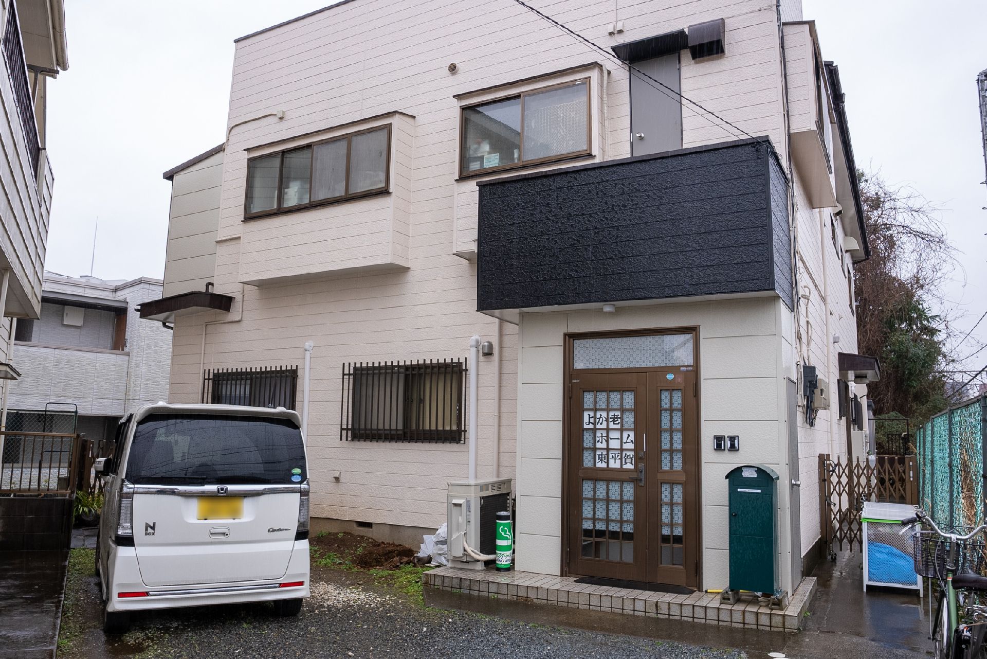 駐車場も近くに設置してある介護施設の外観