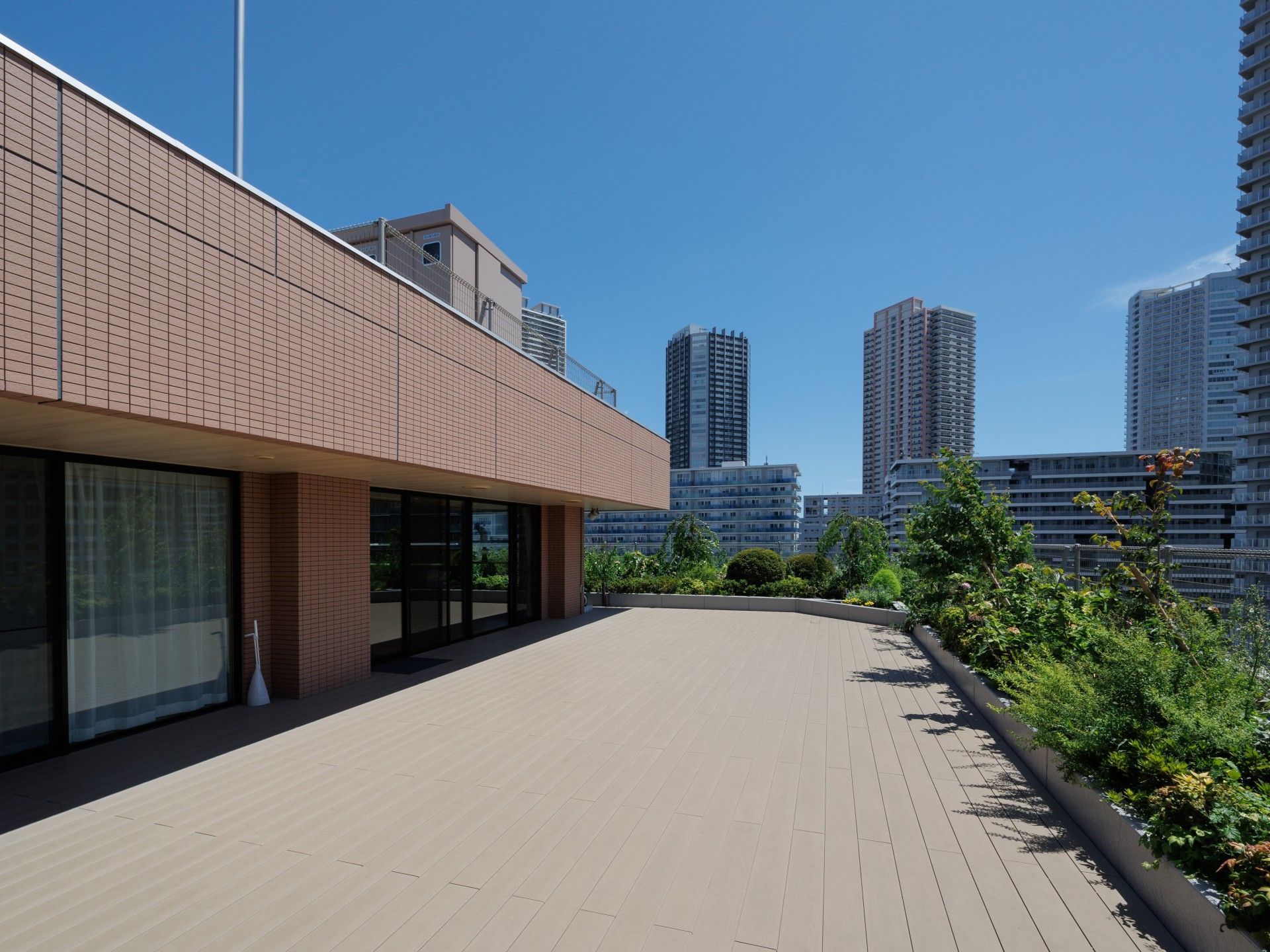 街を見渡せる屋上庭園