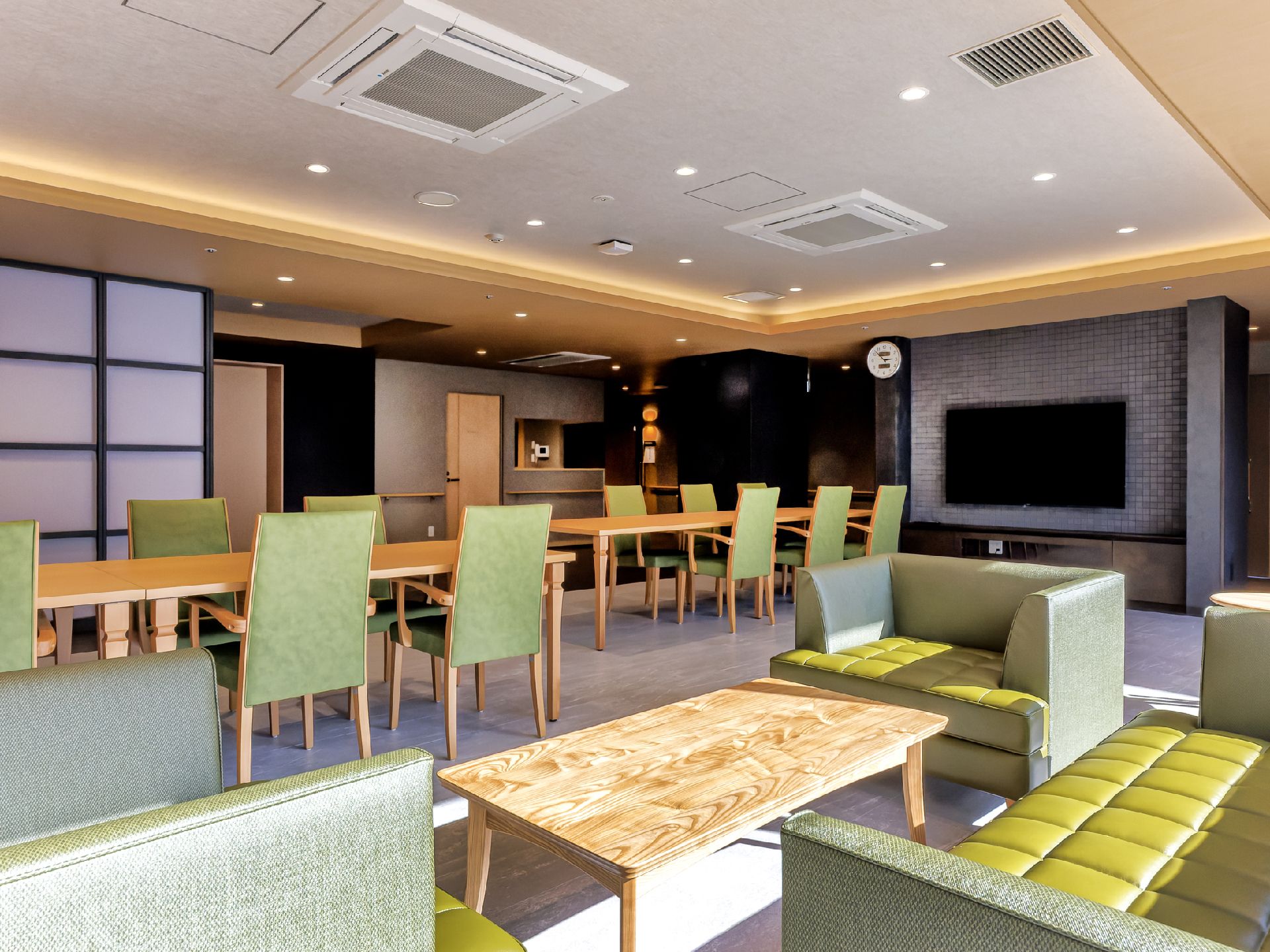 大きな柱が複数設置された食堂には家具は置かれていない。フローリングの段差のないフロア。
